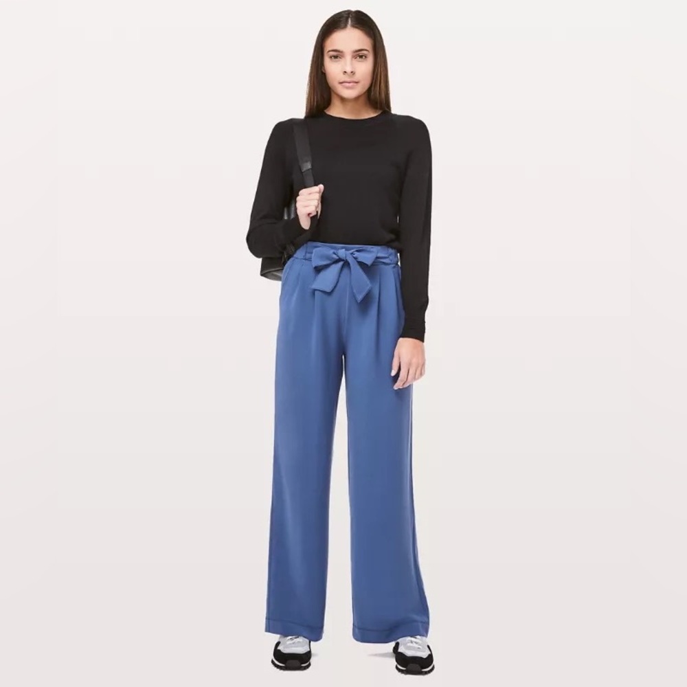 Lululemon Noir Pant Woven 30”; Size 4; Gatsby Blue
